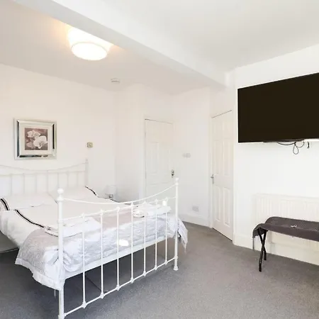 Spacious 2 Bedrooms, Free Parking, Free Wifi - Serene Homes Affittacamere
