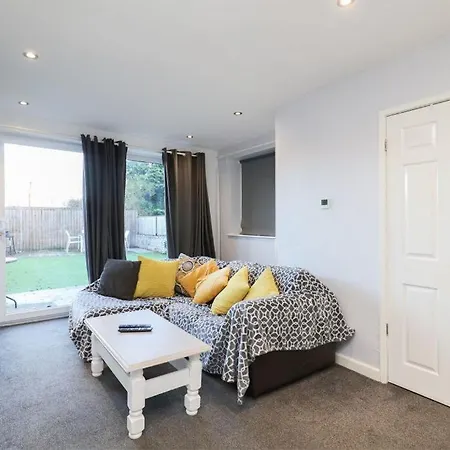 Spacious 2 Bedrooms, Free Parking, Free Wifi - Serene Homes