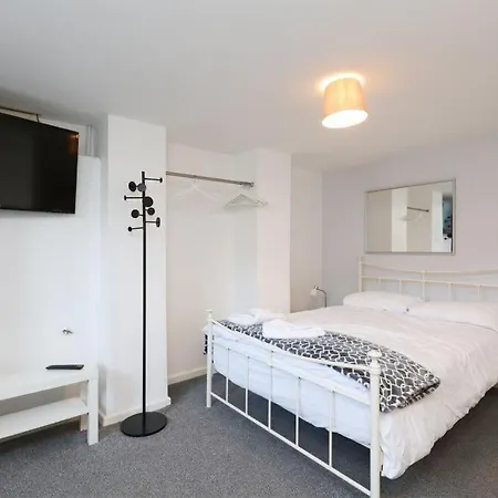 Spacious 2 Bedrooms, Free Parking, Free Wifi - Serene Homes * Sheffield