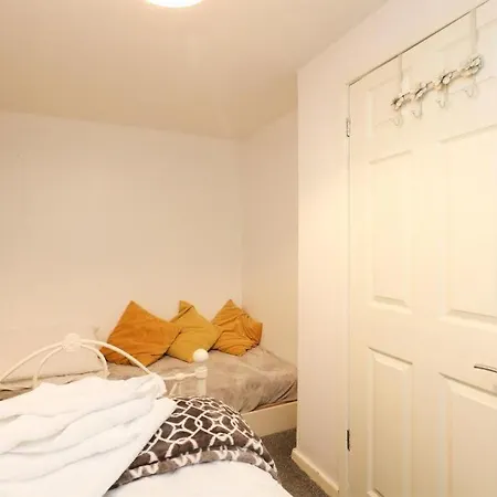 Spacious 2 Bedrooms, Free Parking, Free Wifi - Serene Homes Affittacamere *