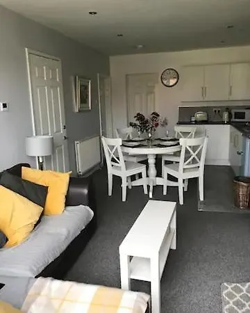 Spacious 2 Bedrooms, Free Parking, Free Wifi - Serene Homes Affittacamere Sheffield