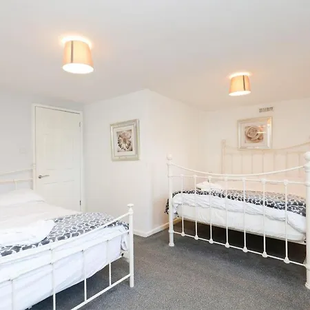Spacious 2 Bedrooms, Free Parking, Free Wifi - Serene Homes *