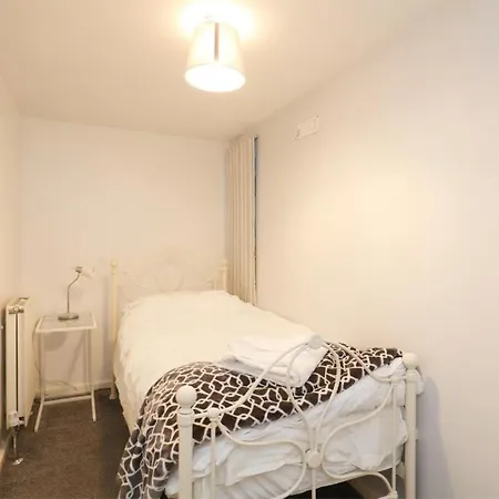 Spacious 2 Bedrooms, Free Parking, Free Wifi - Serene Homes Sheffield