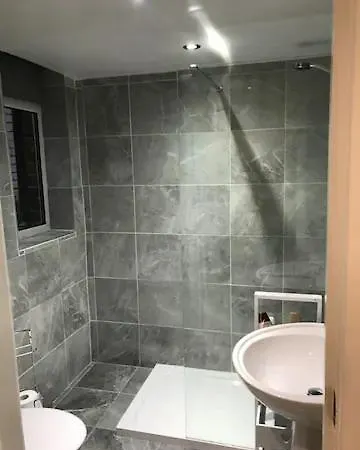 Spacious 2 Bedrooms, Free Parking, Free Wifi - Serene Homes Sheffield