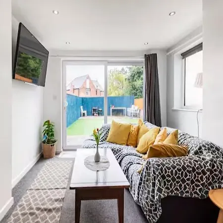 Spacious 2 Bedrooms, Free Parking, Free Wifi - Serene Homes Pensión *